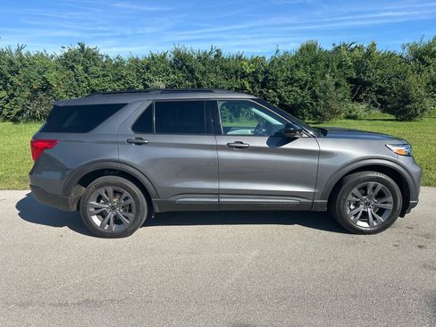 Used 2023 Ford Explorer XLT w/ Equipment Group 202A AWD/4WD image 3