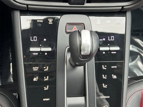 Used 2025 Porsche Macan image 24