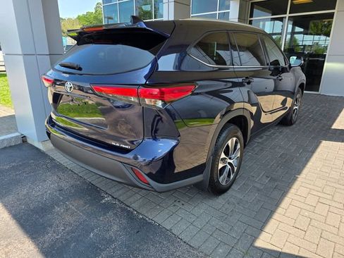 Used 2020 Toyota Highlander XLE AWD/4WD image 4