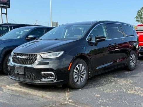 Used 2024 Chrysler Pacifica Limited FWD image 2