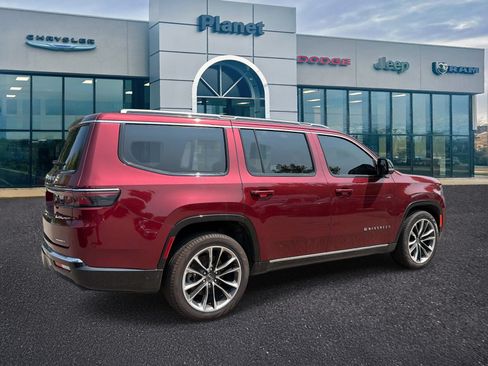 Used 2024 Jeep Wagoneer Series III w/ Premium Group I AWD/4WD image 2