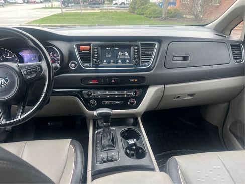 Used 2017 Kia Sedona LX w/ LX Essentials Premium Package image 28