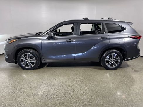 Certified 2024 Toyota Highlander XLE image 6
