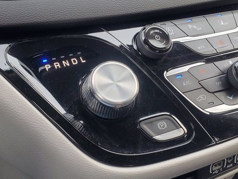 Used 2024 Chrysler Pacifica Touring-L FWD image 20