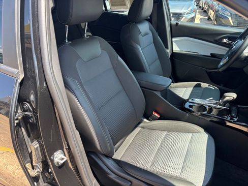 Used 2025 Chevrolet Trax LT w/ LT Convenience Package FWD image 35