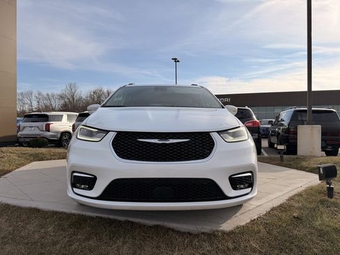 Used 2022 Chrysler Pacifica Touring-L image 8