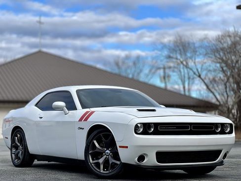 Used 2018 Dodge Challenger SXT image 3