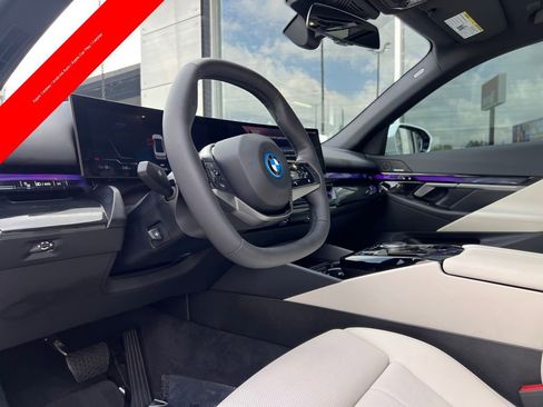 Used 2024 BMW i5 eDrive40i w/ Convenience Package image 2