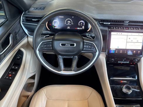 Used 2023 Jeep Grand Cherokee Limited RWD image 16