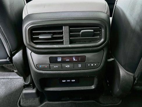 Used 2025 Honda Pilot Touring image 4