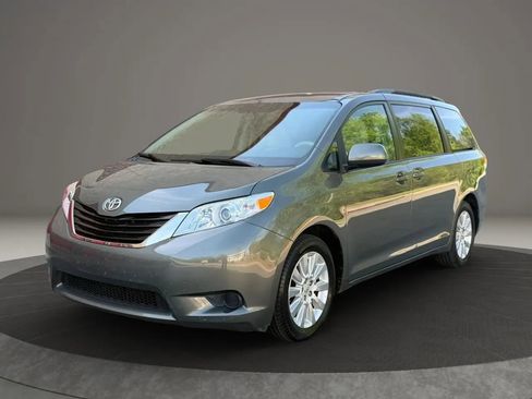 Used 2012 Toyota Sienna LE w/ Towing Pkg image 1