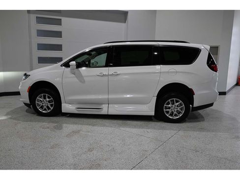 Used 2022 Chrysler Pacifica Touring-L FWD image 9