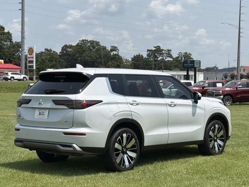 Used 2025 Mitsubishi Outlander SE FWD image 6