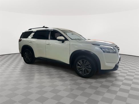 Used 2022 Nissan Pathfinder SV image 2