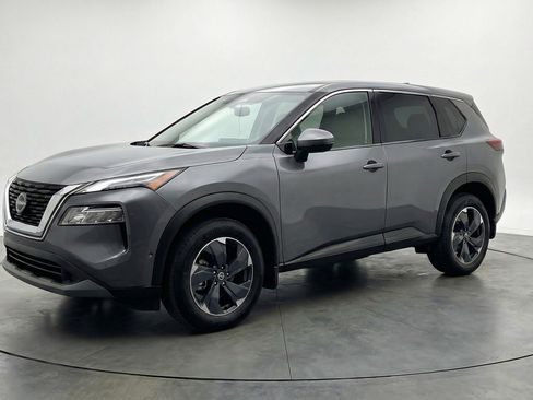 Used 2025 Nissan Rogue SV image 3