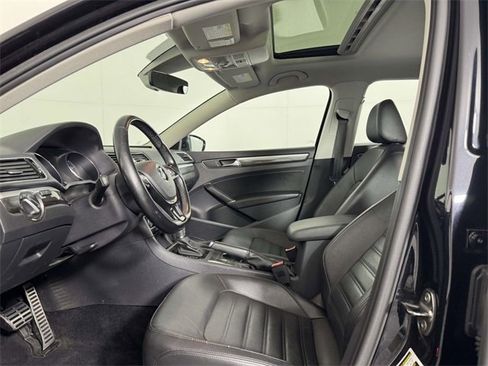 Used 2017 Volkswagen Passat 1.8T SEL Premium image 4