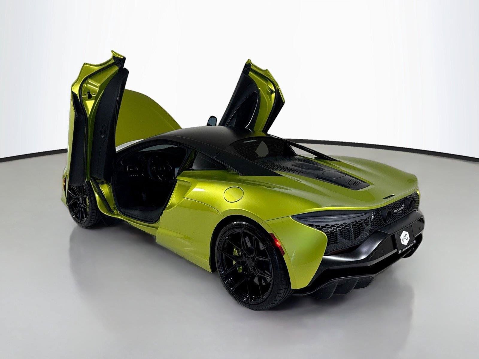 Used 2023 McLaren Artura RWD image 34