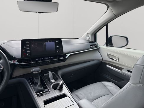 Used 2021 Toyota Sienna Limited image 23