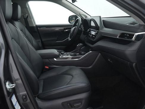 Used 2021 Toyota Highlander Platinum image 13