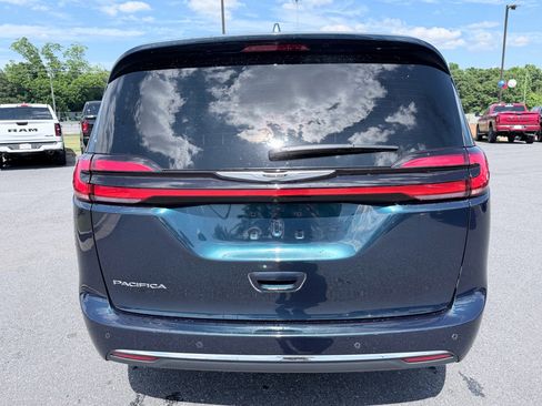 Used 2022 Chrysler Pacifica Touring FWD image 8