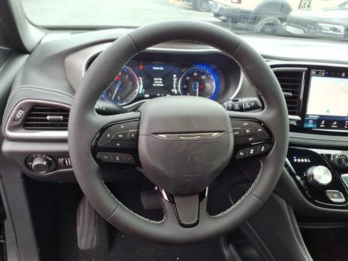 New 2027 Chrysler Pacifica Limited AWD/4WD image 5
