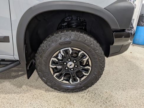 Used 2024 Chevrolet Silverado 1500 ZR2 w/ Technology Package AWD/4WD image 15