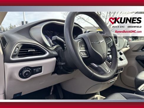 Used 2024 Chrysler Pacifica Touring-L image 14