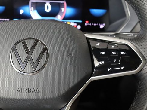 Used 2024 Volkswagen Tiguan SE R-Line FWD image 10