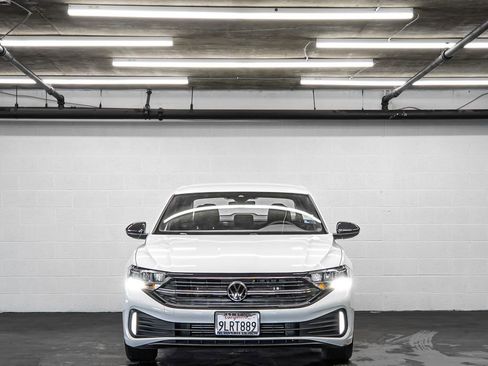 Used 2024 Volkswagen Jetta Sport image 8