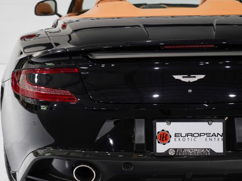 Used 2017 Aston Martin Vanquish Volante RWD image 38