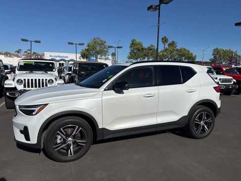 Used 2024 Volvo XC40 B5 Core image 3