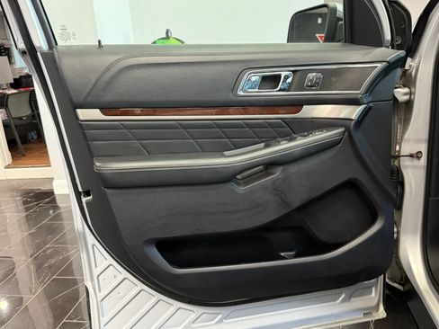 Used 2019 Ford Explorer Platinum AWD/4WD image 7