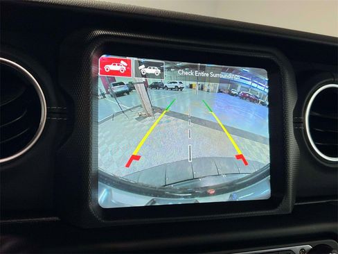 Used 2022 Jeep Wrangler Unlimited Sahara w/ Cold Weather Group image 27