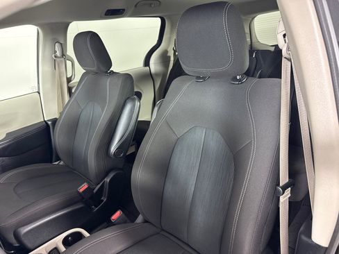 Used 2022 Chrysler Voyager LX image 14