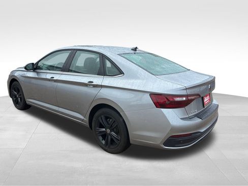 Used 2023 Volkswagen Jetta SE FWD image 3