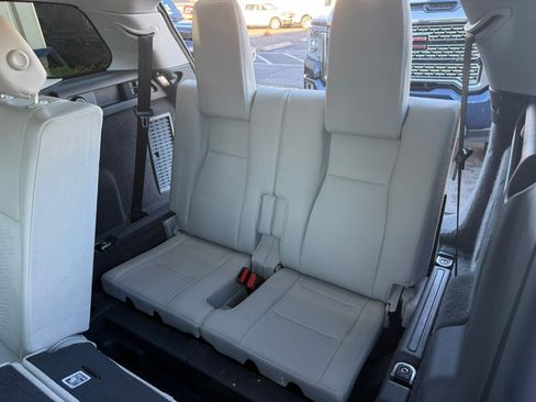 Used 2019 Land Rover Discovery Sport SE image 25