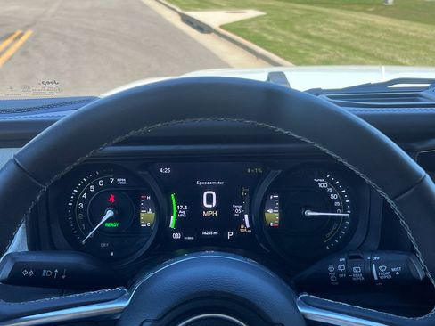 Used 2025 Jeep Wrangler Sahara w/ Safety Group image 17