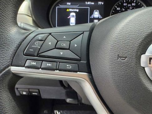 Used 2022 Nissan Versa SV FWD image 27