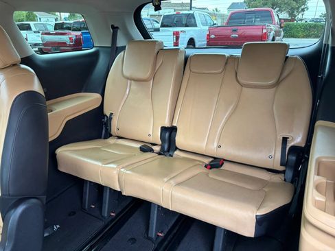 Used 2024 Kia Carnival LX FWD image 17