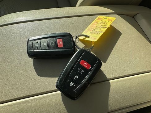 Used 2021 Toyota Highlander Platinum AWD/4WD image 8