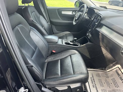 Used 2022 Volvo XC40 T5 Momentum AWD/4WD image 11