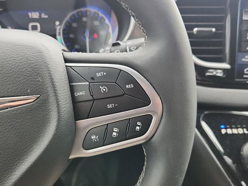 Used 2025 Chrysler Pacifica Select FWD image 14