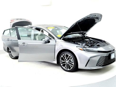Used 2025 Toyota Camry XLE AWD/4WD image 12