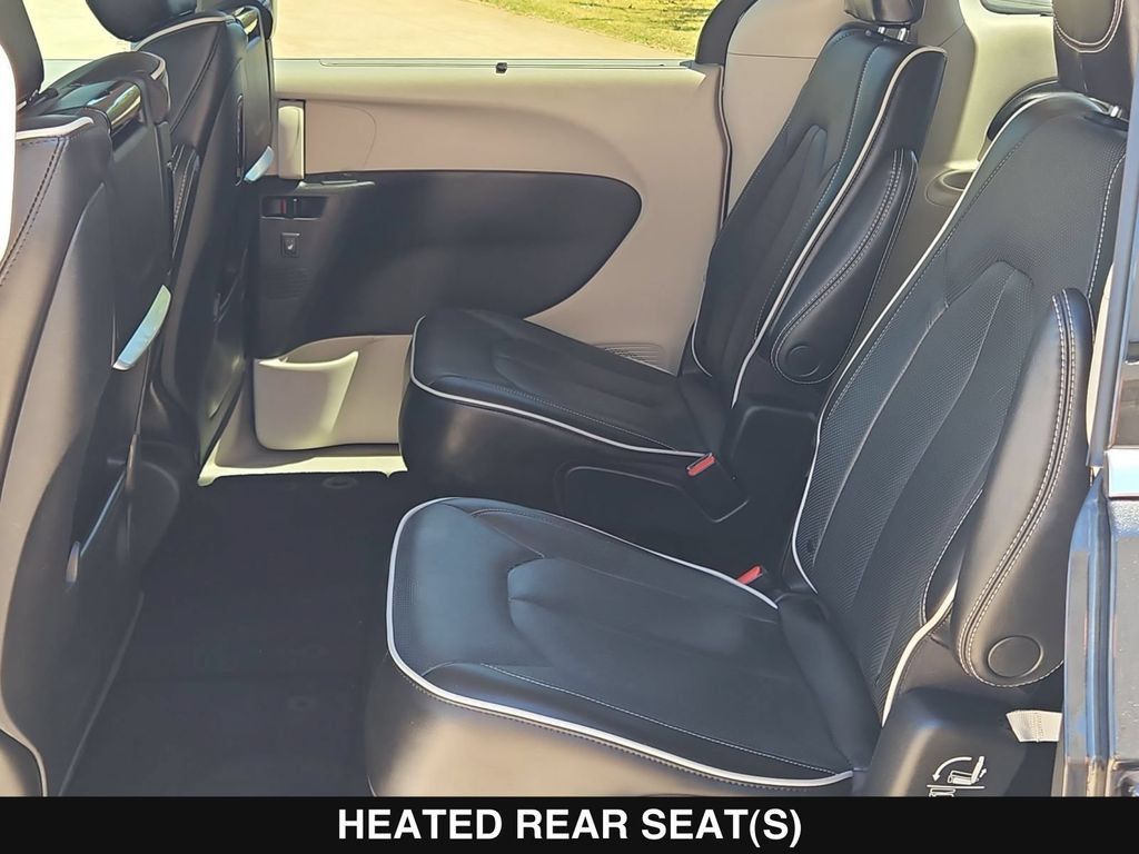 Used 2023 Chrysler Pacifica Limited w/ Uconnect Theater Family Group FWD image 17