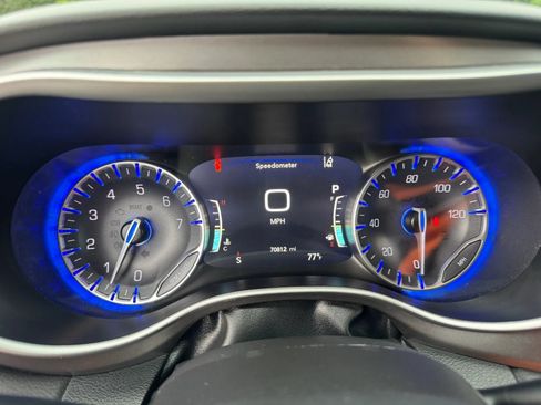 Used 2024 Chrysler Pacifica Touring-L FWD image 25