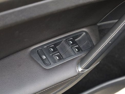 Used 2015 Volkswagen Golf S image 35