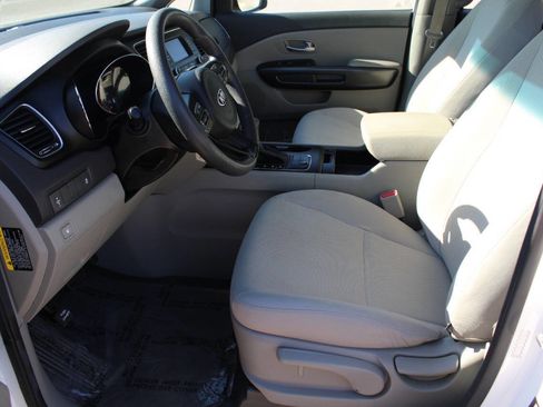Used 2018 Kia Sedona L image 11