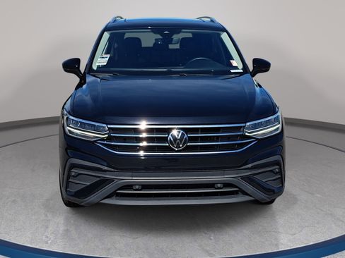 Used 2023 Volkswagen Tiguan SE w/ Panoramic Sunroof Package FWD image 2