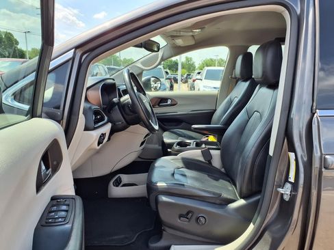 Used 2019 Chrysler Pacifica Touring-L FWD image 17