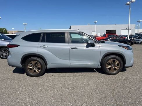 Used 2023 Toyota Highlander Bronze Edition FWD image 4